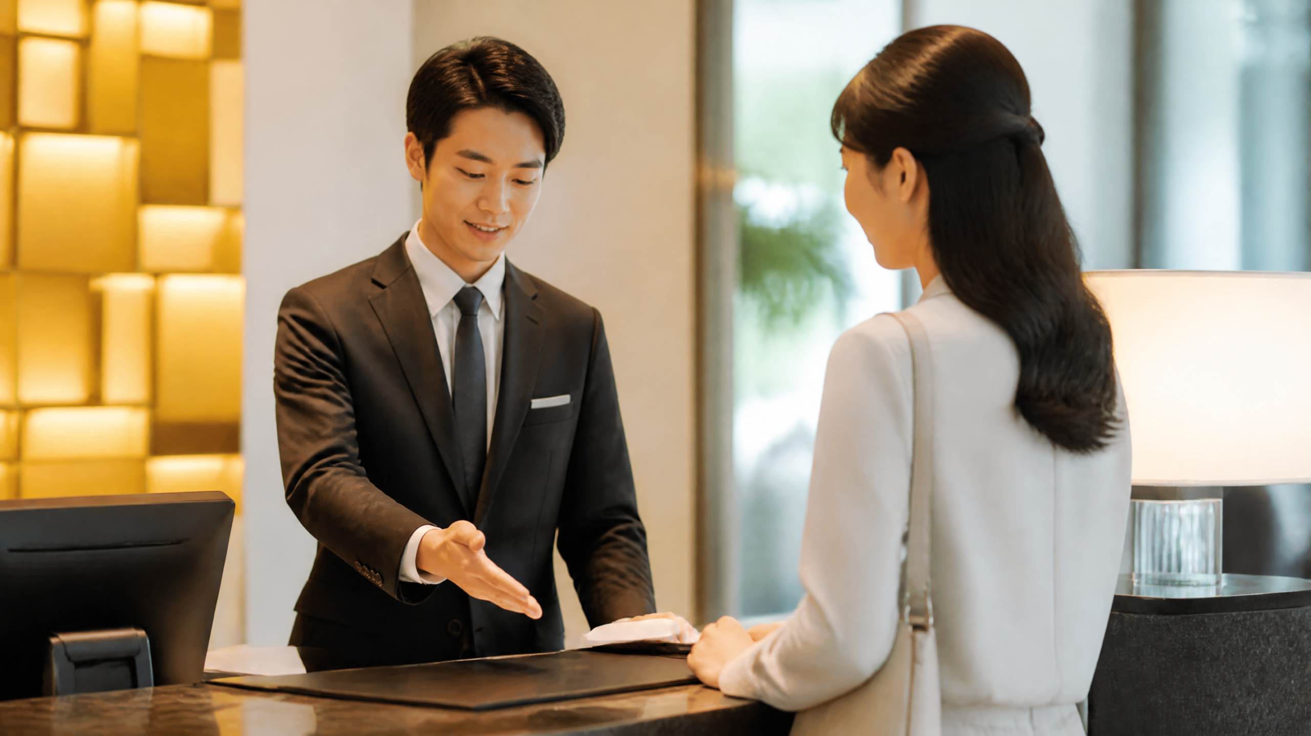 ホテルマンの年収は本当に低いのか——職種別・ランク別の給与実態と上げ方